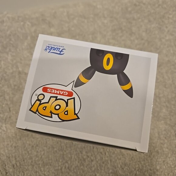 Funko Pop! Vinyl: Pokémon - Umbreon (Flocked) - Chalice Collectibles (Exclusive) - Picture 6 of 6